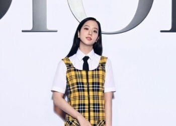 Menilik Harga Outfit Jisoo Blackpink di Paris Fashion Week
