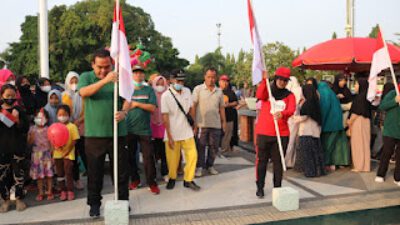 Dukung Gerakan Pemasangan 10 Juta Bendera Merah Putih, Bupati Blora Bagi-bagi Bendera