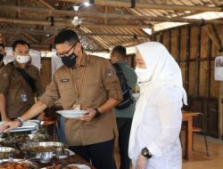 Sambangi Warung Klotok Padangan Bojonegoro, Menparekraf Sandiaga Uno Cicipi Kuliner Sego Gulung