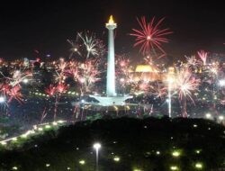 Rayakan Malam Tahun Baru 2023, Warga Jakarta Padati Sejumlah Tempat