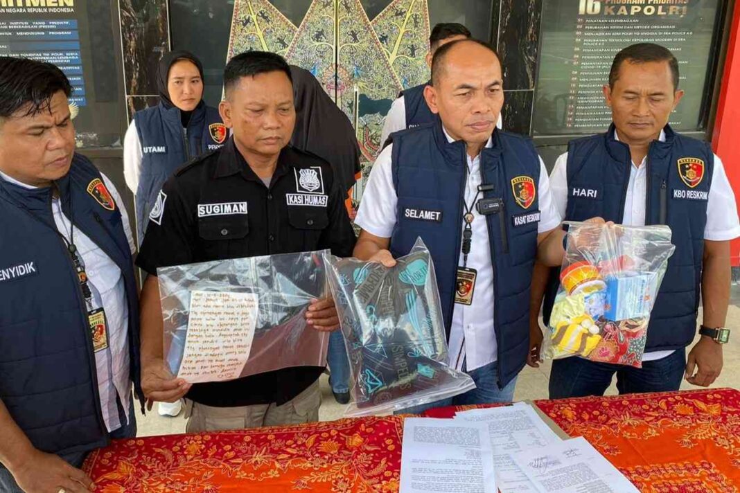 Barang bukti kasus pembuangan bayi di Cepu Kabupaten Blora yang diamankan Polisi (dok foto by Bloranews.com).