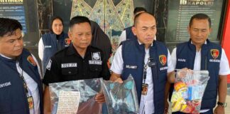 Barang bukti kasus pembuangan bayi di Cepu Kabupaten Blora yang diamankan Polisi (dok foto by Bloranews.com).